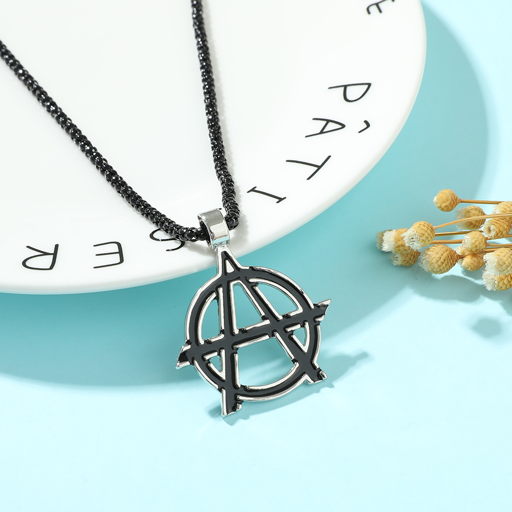 Vintage Items - Colar com Símbolo do Letra A